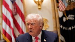 El presidente de Estados Unidos, Donald Trump, habla en una reunión de gabinete en la Casa Blanca, el martes 2 de diciembre de 2025, en Washington. (AP Foto/Julia Demaree Nikhinson)