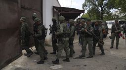 ARCHIVO - Soldados allanan el Centro Penitenciario Tocorón, donde surgió la banda Tren de Aragua, el 20 de septiembre de 2023, en Tocorón, Venezuela. (AP Foto/Ariana Cubillos, archivo)