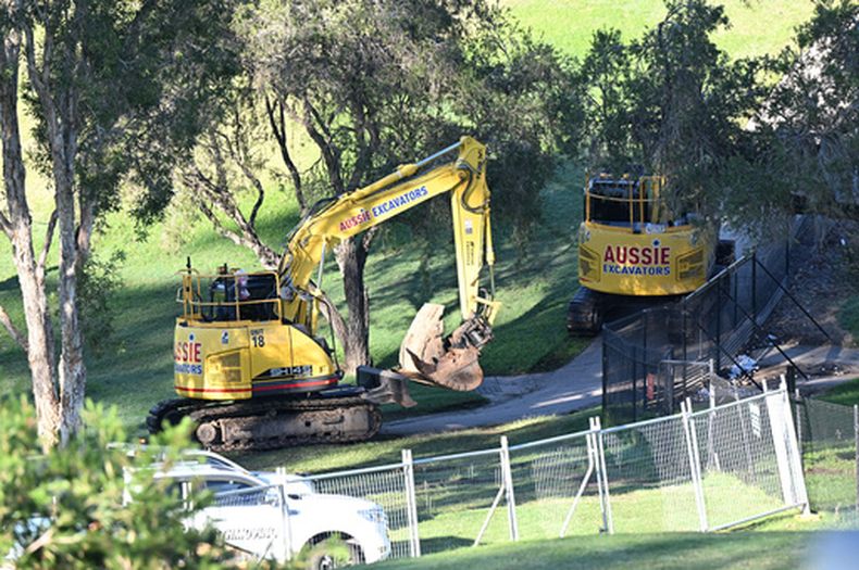 Maquinaria pesada llega al Parque Victoria para el inicio de los preparativos de construcción del Estadio Olímpico de 2032, en Victoria Park, Australia, el lunes 1 de junio de 2026. (Darren England/AAP Image via AP)