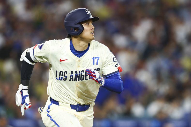El japonés Shohei Ohtni, bateador designado de los Dodgers de Los Ángeles, corre tras conectar un jonrón ante los Gigantes de San Francisco, en el sexto inning del juego del sábado 14 de junio de 2025 (AP Foto/Jessie Alcheh)
