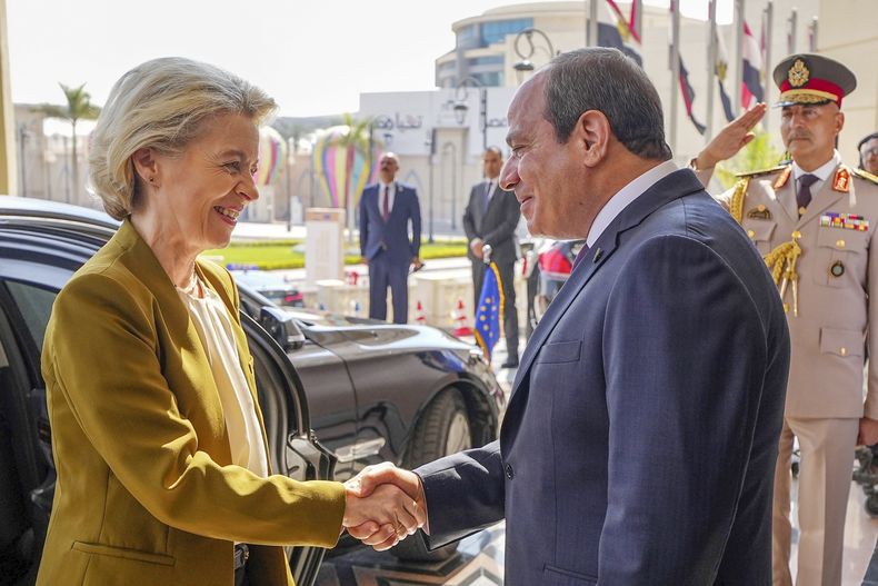 En esta foto, proporcionada por la oficina de prensa de la presidencia de Egipto, el presidente egipcio Abdel-Fattah el-Sissi saluda a la presidenta de la Comisión Europea, Ursula von der Leyen, antes de la inauguración de la Conferencia de Inversión UE-Egipto, el sábado 29 de junio de 2024, en El Cairo, Egipto. (Oficina de prensa de la presidencia egipcia vía AP)