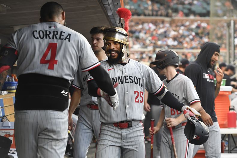 Byron Buxton, de los Mellizos de Minnesota, es felicitado por su compañero, el boricua Carlos Correa, luego de conectar un jonrón en el duelo del viernes 27 de junio de 2025, ante los Tigres de Detroit (AP Foto/José Juárez)