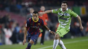 americateve | El chileno Alexis S&aacute;nchez, del Barcelona, persigue un bal&oacute;n, delante de Albert Lopo, del Getafe, durante un cotejo de la Copa Del Rey disputado el mi&eacute;rcoles 8 de enero de 2014 en el Camp Nou (AP Foto/Manu Fern&aacute;ndez)