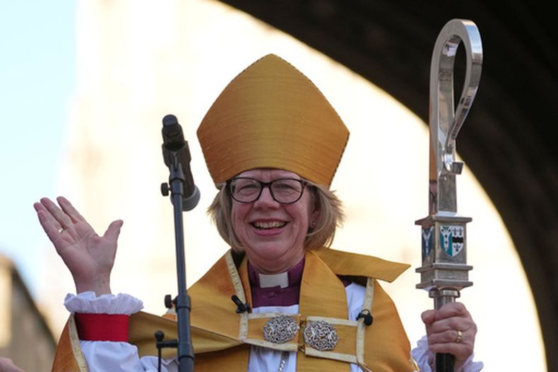ARCHIVO - Sarah Mullally habla al público tras su ceremonia que la confirmó como arzobispa de Canterbury en Canterbury, Inglaterra, miércoles 25 de marzo de 2026, la primera mujer que lidera la Iglesia anglicana. (AP Foto/Alastair Grant, Archivo)
