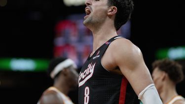 Deni Avidja, de los Trail Blazers de Portland, festeja en el encuentro del martes 1 de abril de 2025, ante los Hawks de Atlanta (AP Foto/Mike Stewart)