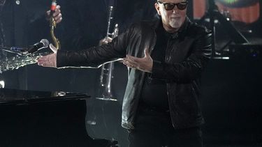 ARCHIVO - Billy Joel interpreta You May Be Right durante la 66.ª edición anual de los premios Grammy el domingo 4 de febrero de 2024 en Los Ángeles. (Foto AP/Chris Pizzello, archivo)