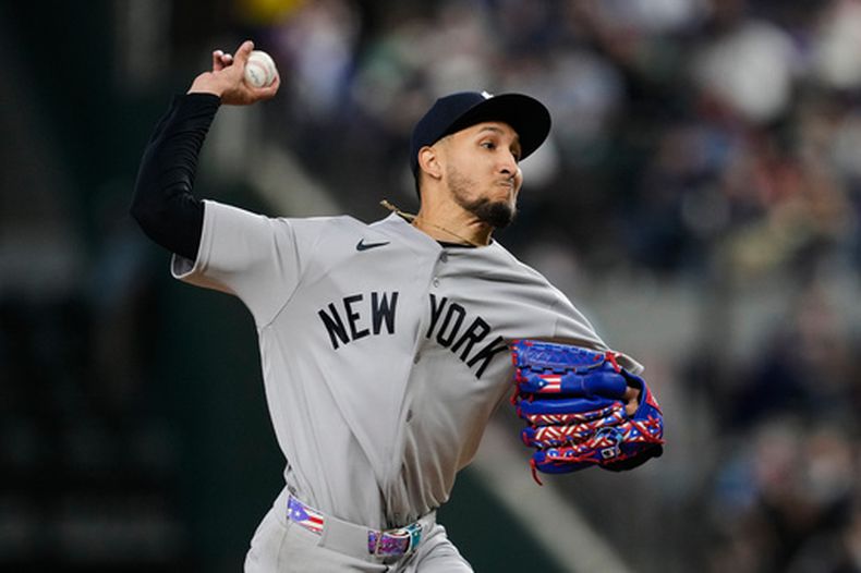 El lanzador abridor de los Yankees de Nueva York, Elmer Rodríguez, hace su debut en las Grandes Ligas al realizar un envío contra los Rangers de Texas en la primera entrada de un partido de béisbol el miércoles 29 de abril de 2026, en Arlington, Texas. (AP Foto/Tony Gutierrez)