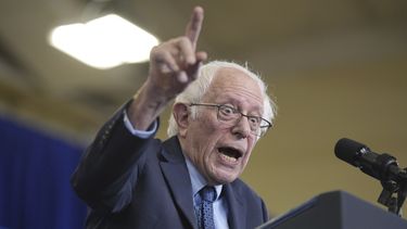 El senador Bernie Sanders habla antes de la llegada del presidente Joe Biden a un evento, el martes 22 de octubre de 2024, en Concord, Nueva Hampshire. (AP Foto/Manuel Balce Ceneta, Archivo)