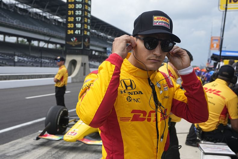 ARCHIVO - Alex Palou, de España, se prepara para conducir durante una sesión de práctica de las 500 Millas de Indianápolis, en el Indianapolis Motor Speedway, el jueves 16 de mayo de 2024, en Indianápolis. (AP Foto/Darron Cummings, Archivo)