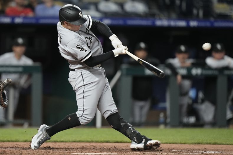 Andrew Vaughn, de los Medias Blancas de Chicago, conecta un jonrón de dos carreras en la sexta entrada del partido ante los Reales de Kansas City, el martes 9 de mayo de 2023, en Kansas City. (AP Foto/Charlie Riedel)