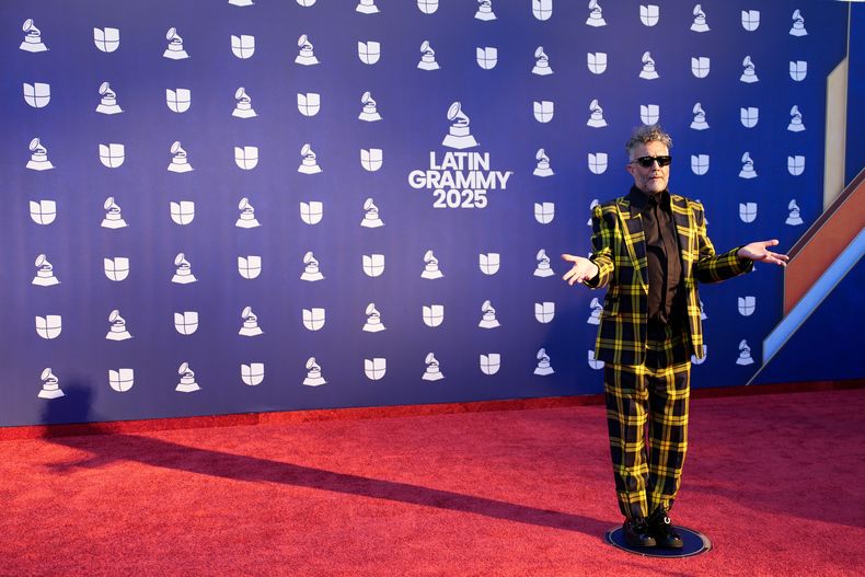 Fito Paez llega a los Latin Grammy 2025 el jueves 13 de noviembre de 2025 en el MGM Grand de Las Vegas. (Foto AP/John Locher)