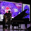 Imlibenla Jamir, de 30 años, a la izquierda, guía a su hermano Takosangba Pongen, de 27 años, un pianista ciego, al escenario para su actuación en el Festival de Piano Brillante de dos días en Bengaluru, India, el domingo 29 de septiembre de 2024. (Foto AP/Aijaz Rahi)