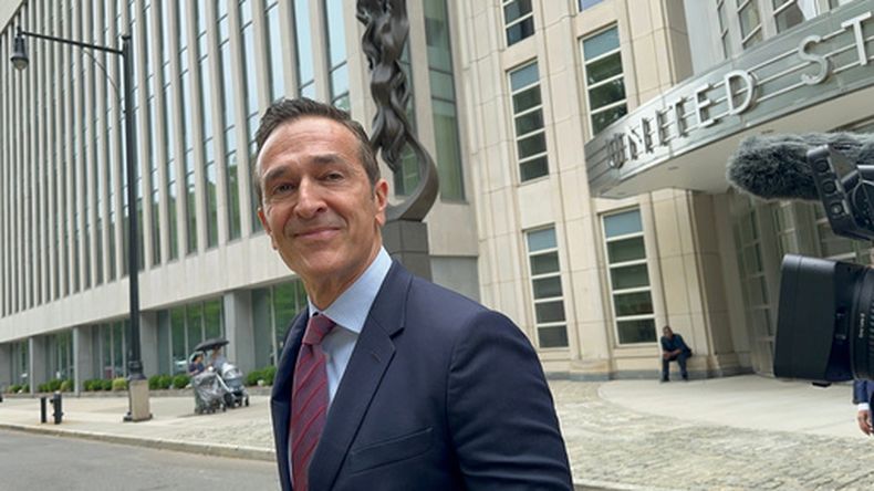 Hernán López, exdirector general de Fox International Channels, sale de una corte federal en Brooklyn el 27 de mayo de 2026 (AP Foto/Larry Neumeister)