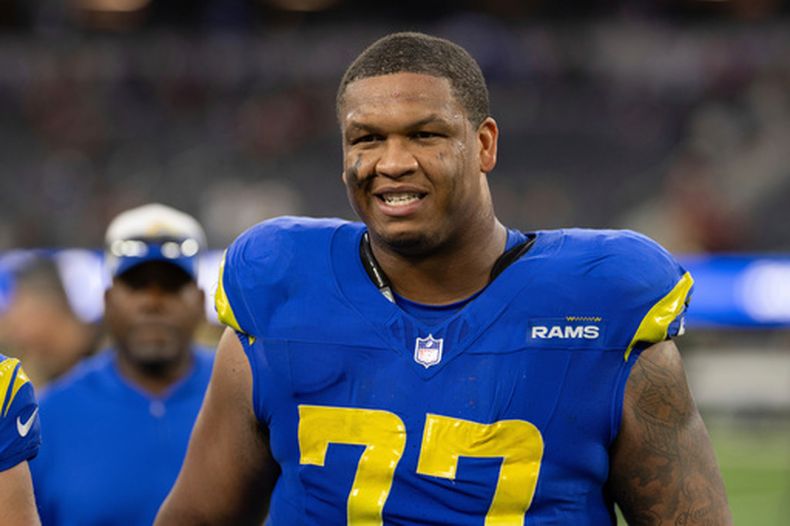ARCHIVO - Foto del 17 de diciembre del 2023, el tackle ofensivo de los Rams de Los Ángeles Alaric Jackson se dirige al vestuario tras el juego ante los Commanders de Washington. (AP Foto/Kyusung Gong, Archivo)