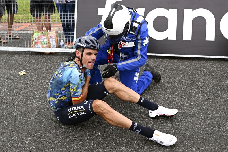 El ciclista español Luis León Sánchez es atendido tras una caída en la cuarta etapa del Tour de Francia, el 4 de julio de 2023. (David Ramos/Pool Foto vía AP)