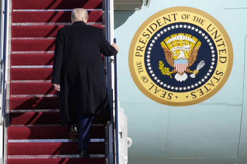 El presidente Donald Trump aborda el Air Force One en la base conjunta Andrews, Maryland, el viernes 14 de febrero de 2025, en ruta a West Palm Beach, Florida. (AP foto/Ben Curtis)