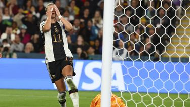 La alemana Alexandra Popp reacciona luego que la arquera surcoreana Kim Jung-mi (derecha) le atajó un remate en el empate 0-0 en el partido por el Grupo H del Mundial femenino, en Brisbane, Australia, el jueves 3 de agosto de 2023. (AP Foto/Tertius Pickard)