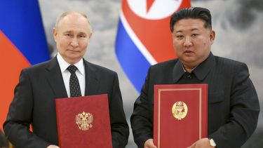 El presidente ruso Vladímir Putin, a la izquierda, y su homólogo norcoreano Kim Jong Un posan para una fotografía después de firmar una nueva alianza, el 19 de junio de 2024, en Pyongyang, Corea del Norte. (Kristina Kormilitsyna, Sputnik, Kremlin Pool Photo vía AP, Archivo)