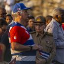 El mandatario de Cuba, Miguel Díaz-Canel, segundo a la izquierda, y el expresidente Raúl Castro, centro, participan de la celebración por el Día del Trabajador en La Habana, Cuba, el viernes 5 de mayo del 2023. El gran festejo por el 1 de mayo se pospuso para el viernes debido a factores climáticos y las carencias de combustible que afectan a la isla. (AP Foto/Ramón Espinosa)