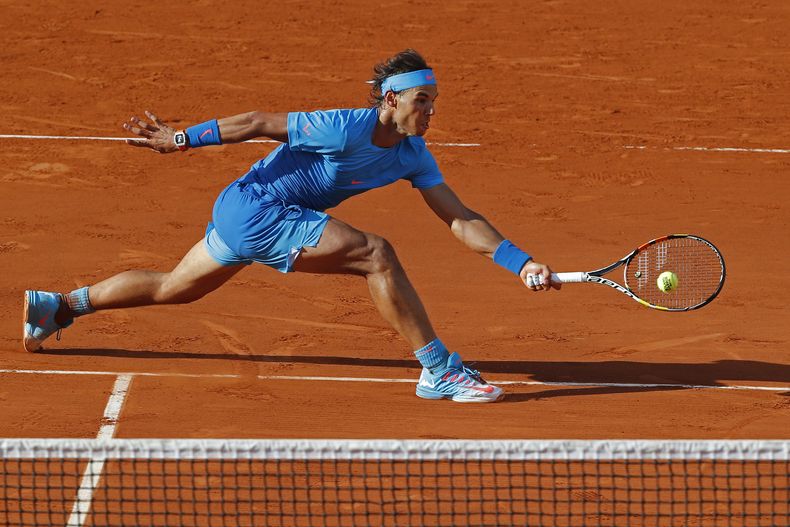 El español Rafael Nadal devuelve un tiro del estadounidense Jack Sock durante su partido de cuarta ronda del Abierto de Francia para ganar 6-3, 6-1, 5-7, 6-2, el lunes 1 de junio de 2015, en París. (AP Foto/Michel Euler, Archivo)