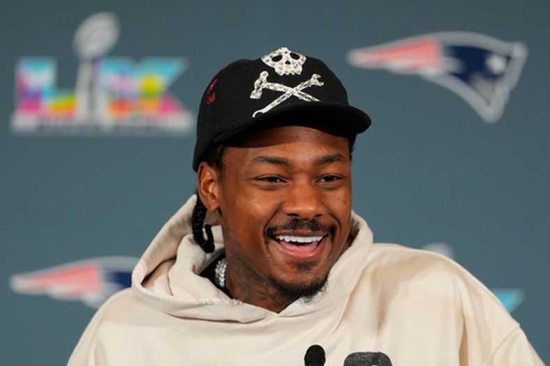 El receptor de los Patriots de Nueva Inglaterra Stefon Diggs habla con la prensaen conferencia de prensa antes del Super Bowl LX el miércoles 4 de febrero del 2026. (AP Foto/Charlie Riedel)