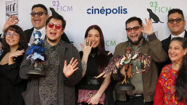 Los cineastas mexicanos Roy Ambriz, tercero desde la izquierda, y Arturo Ambriz, tercero desde la derecha, posan para una foto con la actriz y directora Mireya Mendoza, centro, en un evento de alfombra roja para la película Soy Frankelda en el Festival de Cine de Morelia, en Morelia, México, el sábado 12 de octubre de 2025. (Foto AP/Berenice Bautista)