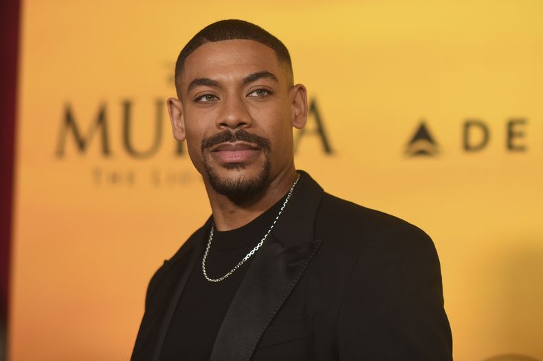 Aaron Pierre llega al estreno de Mufasa, El Rey León el lunes 9 de diciembre de 2024 en el Dolby Theatre de Los Ángeles. (Foto Richard Shotwell/Invision/AP)