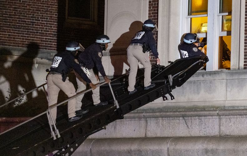 ARCHIVO – La policía de la Ciudad de Nueva York utiliza un vehículo táctico para entrar a un piso superior de Hamilton Hall, en el campus de la Universidad de Columbia en Nueva York, el martes 30 de abril de 2024, tras la toma del edificio por manifestantes. (AP Foto/Craig Ruttle, Archivo)