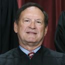 ARCHIVO - El magistrado Samuel Alito se une a otros miembros de la Corte Suprema de Estados Unidos mientras posan para una foto grupal, el 7 de octubre de 2022, en el edificio de la Corte Suprema, en Washington. (AP Foto/J. Scott Applewhite, Archivo)