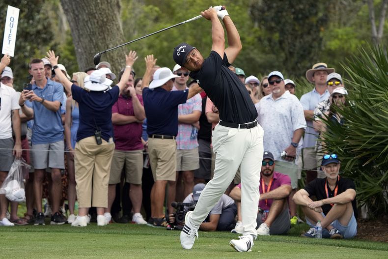 Xander Schauffele sale en el hoyo siete en la tercera ronda de The Players Championship en Ponte Verde Beach, Florida el sábado 16 de marzo del 2024. (AP Foto/Lynne Sladky)