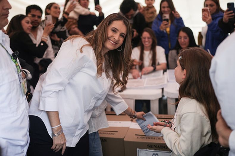 Paloma Valencia, senadora opositora y aspirante presidencial por el partido Centro Democrático, vota en las elecciones legislativas el domingo 8 de marzo de 2026, en Bogotá, Colombia. (AP Foto/Iván Valencia)