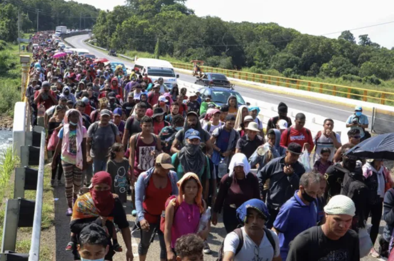 Migrantes de Centroamérica caminan por una carretera en una caravana que se dirige a la capital mexicana para solicitar asilo y estatus de refugiado, en Tapachula, en el estado de Chiapas, México, 24 de octubre de 2021. REUTERS / Jose Torres