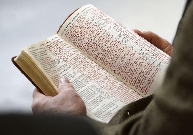 Una Biblia es leída en voz alta en el Capitolio de Utah, el lunes 25 de noviembre de 2013. (Steve Griffin/The Salt Lake Tribune vía AP)