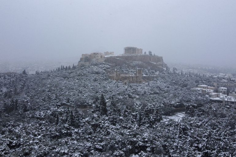 Tormenta de nieve cubre Atenas, islas griegas y a Estambul