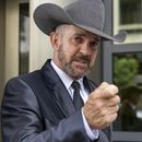 El comisionado del condado Otero, Nuevo México, Couy Griffin, habla con los periodistas en un tribunal federal en Washington, el 17 de junio de 2022. Griffin fue destituido de su cargo por participar en el asalto al Capitolio en enero de 2021. (Foto AP/Gemunu Amarasinghe, Archivo)