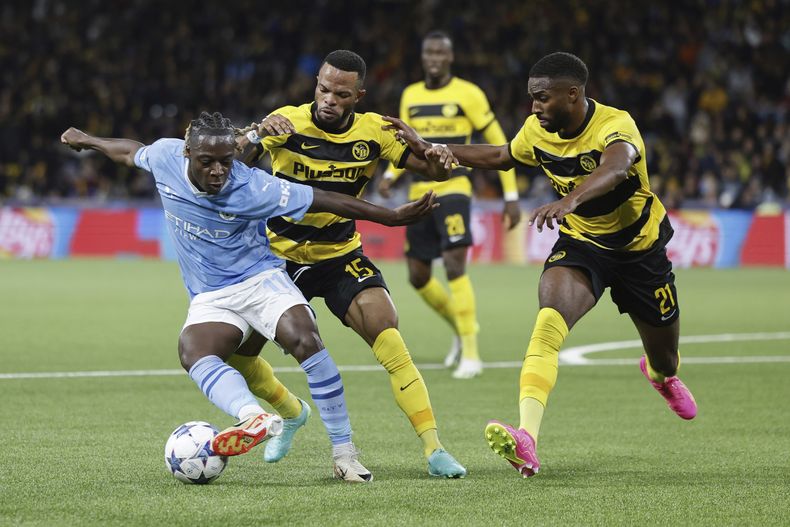Jeremy Doku del Manchester City gana el balón frente a Ulisses Garcia y Meschack Elia del Young Boys en el encuentro de la fase de grupos de la Liga de Campeones el miércoles 25 de octubre del 2023. (Peter Klaunzer/Keystone via AP)