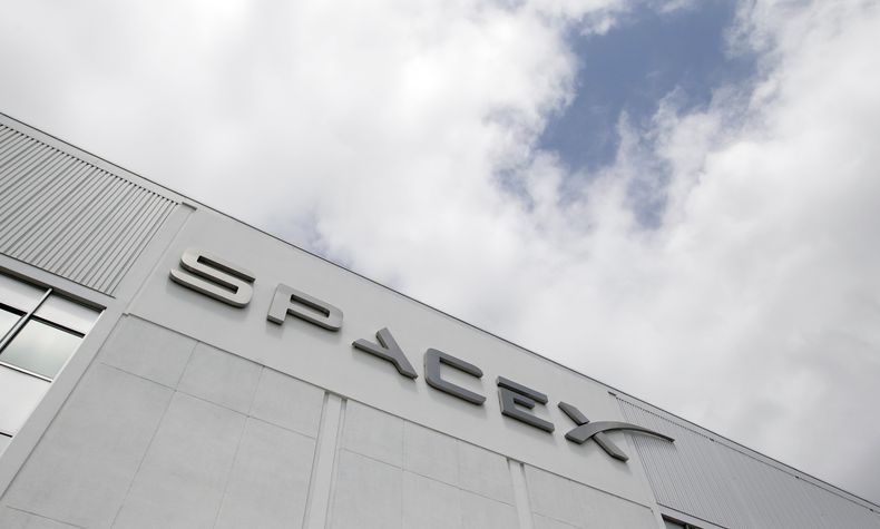 ARCHIVO - Fotografía del exterior de la sede de SpaceX en Hawthorne, California, tomada el 25 de mayo de 2023. (AP Foto/Jae C. Hong, Archivo)
