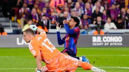 Lamine Yamal (derecha) del Barcelona tras desperdiciar una ocasión de gol ante el Real Madrid en el partido de la Liga de España, el domingo 25 de octubre de 2026, en Barcelona. (AP Foto/José Bretón)