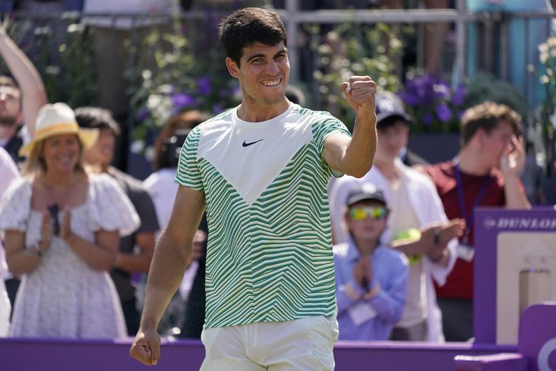 Carlos Alcaraz celebra tras derrotar a Alex de Miñaur en la final del torneo del Queens Club, el domingo 25 de junio de 2023, en Londres. (AP Foto/Alberto Pezzali)