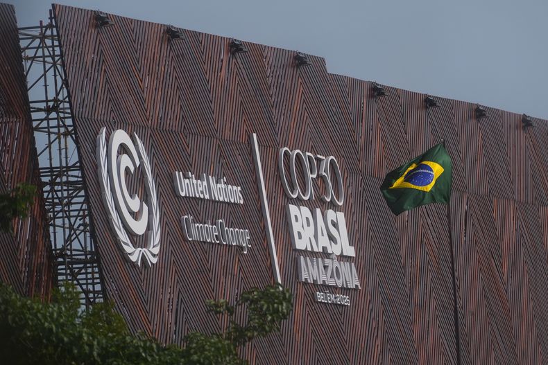 Un cartel en el lugar donde se está realizando la cumbre climática en Belém, Brasil, el 13 de noviembre del 2025. (AP foto/Joshua A. Bickel)