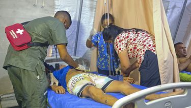 Yorvis Hernández, un minero de 34 años, recibe atención médica en un puesto provisional instalado cerca de la mina que colapsó en La Paragua, estado de Bolívar, en Venezuela, el miércoles 21 de febrero de 2024. (AP Foto/Andrea Calma)