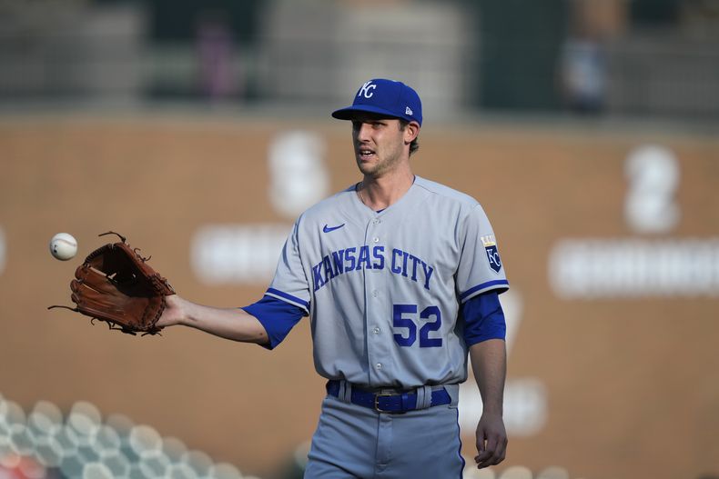 Daniel Lynch, abridor de los Reales de Kansas City, atrapa una pelota durante el encuentro del martes 20 de junio de 2023, ante los Tigres de Detroit (AP Foto/Carlos Osorio)
