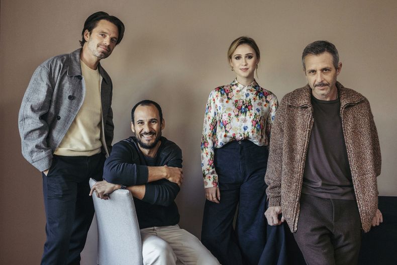 Sebastian Stan, de izquierda a derecha, el director Ali Abbasi, Maria Bakalova y Jeremy Strong posan para un retrato para promocionar la película The Apprentice el martes 8 de octubre de 2024 en Nueva York. (Foto Victoria Will/Invision/AP)