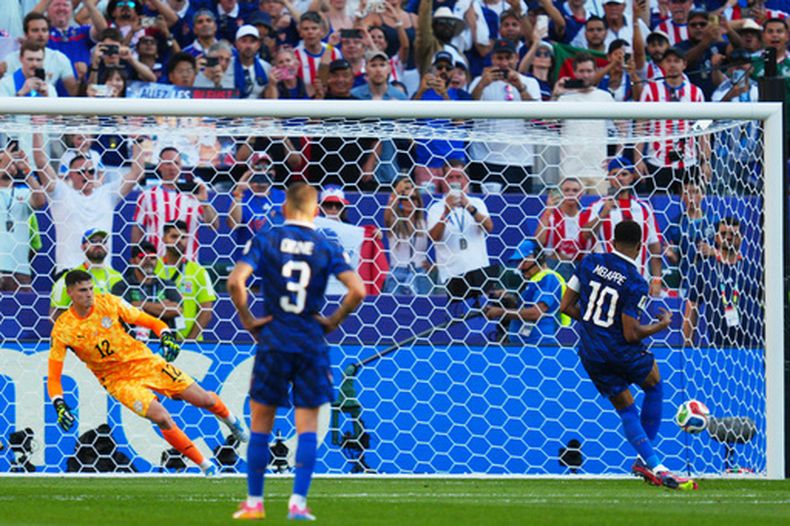 Kylian Mbappé, de Francia, convierte un penal ante el arquero paraguayo Orlando Gill en los octavos de final de la Copa del Mundo, el sábado 4 de julio de 2026 en Filadelfia (AP Foto/Derik Hamilton)
