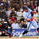Kazuma Okamoto, de los Padres de San Diego, conecta un jonrón de tres carreras contra los Azulejos de Toronto en la quinta entrada de un partido de béisbol, el viernes 10 de julio de 2026, en San Diego. (Foto AP/Derrick Tuskan)