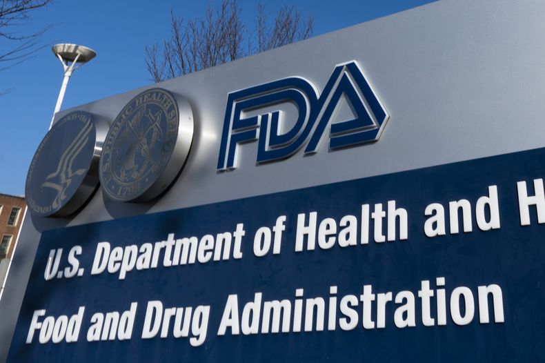 Un letrero de la Administración de Alimentos y Medicamentos de Estados Unidos (FDA por sus iniciales en inglés) ubicado fuera de sus oficinas, el 10 de diciembre de 2020, en Silver Spring, Maryland. (AP Foto/Manuel Balce Ceneta, Archivo)