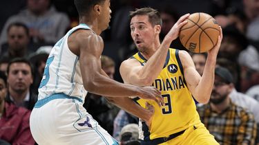 Pacers superan a Hornets; Ball se resiente del tobillo