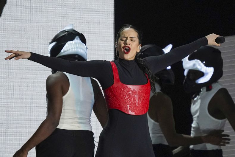 La cantautora española Rosalía durante el concierto gratuito de su Motomami World Tour en el Zócalo de la Ciudad de México el 28 de abril de 2023. (Foto AP/Marco Ugarte)