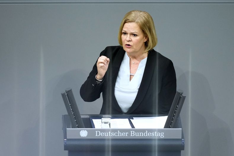 ARCHIVO - La ministra alemana del Interior, Nancy Faeser, habla durante una sesión del parlamento alemán, el Bundestag, en Berlín, el 31 de enero de 2025. (AP Foto/Ebrahim Noroozi, Archivo)