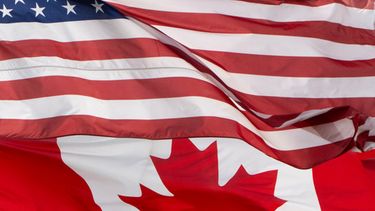 Las banderas de Canadá y Estados Unidos ondean sobre un estadio en Ottawa, el sábado 12 de septiembre de 2026. (Adrian Wyld/The Canadian Press via AP)